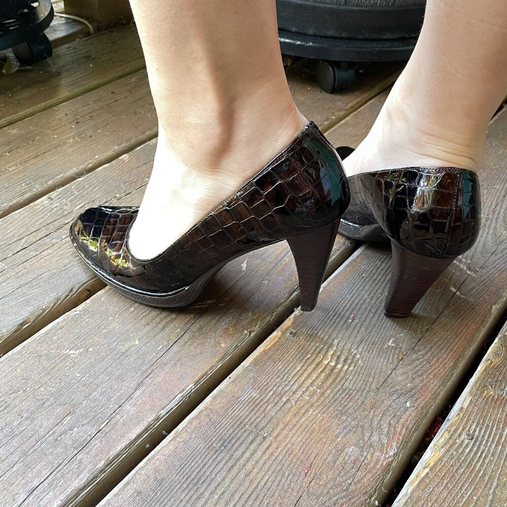 Euc Stuart Weitzman Cocoa Crocodile Patent Pumps … - image 5